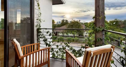 Modern 3-Story Escape - Sleeps 12 - Walk Downtown