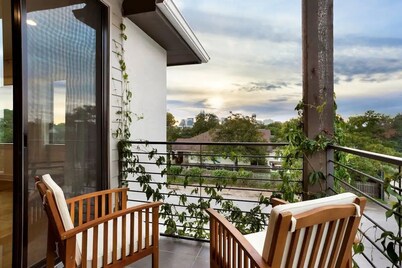 Stylish 3-Level Escape | 12 Guests | Downtown Walk