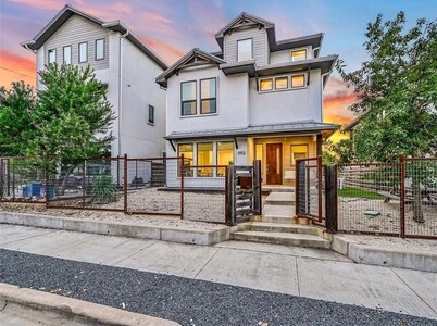 Stylish 3-Level Escape | 12 Guests | Downtown Walk