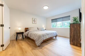 Iron/ironing board, internet, bed sheets