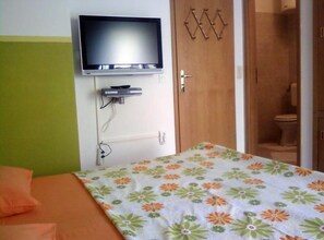 1 dormitorio, tabla de planchar con plancha, Internet y ropa de cama