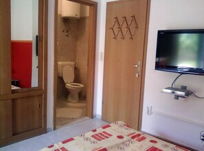 1 Schlafzimmer, BĂŒgeleisen/BĂŒgelbrett, Internetzugang, BettwĂ€sche