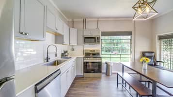 Réfrigérateur, four à micro-ondes, surface de cuisson, lave-vaisselle