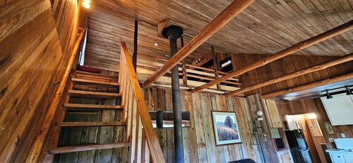 Charming cabin with loft bedroom in Poulsbo