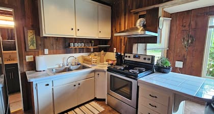 Charming cabin with loft bedroom in Poulsbo