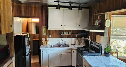 Charming cabin with loft bedroom in Poulsbo