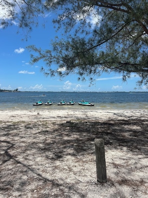 Beach nearby, sun-loungers, beach towels