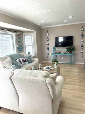 Smart TV, foosball, table tennis - By the Sand cozy 3 story house Steps from the Sand of Holmes Beach. (Holmes Beach)