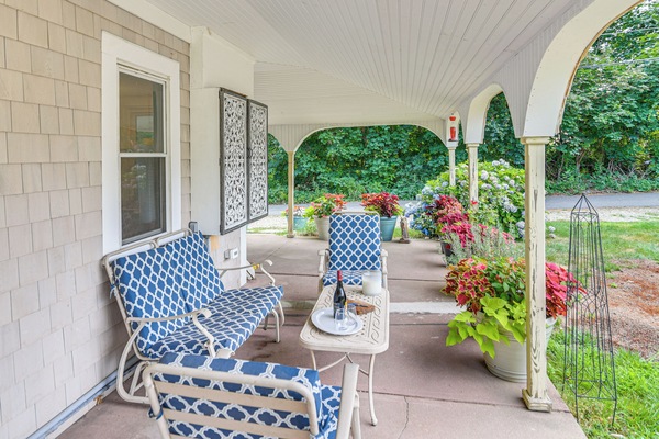 Plymouth Vacation Rental | 2BR | 1BA | 980 Sq Ft | Stairs Required