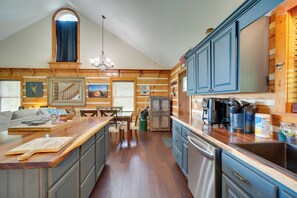 Interior - Private Mountain Cabin Retreat Near Watts Bar Lake (Rockwood)