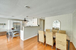 Dining - Dock & Kayaks: Lake-View Home, 29 Mi to Notre Dame (Union)