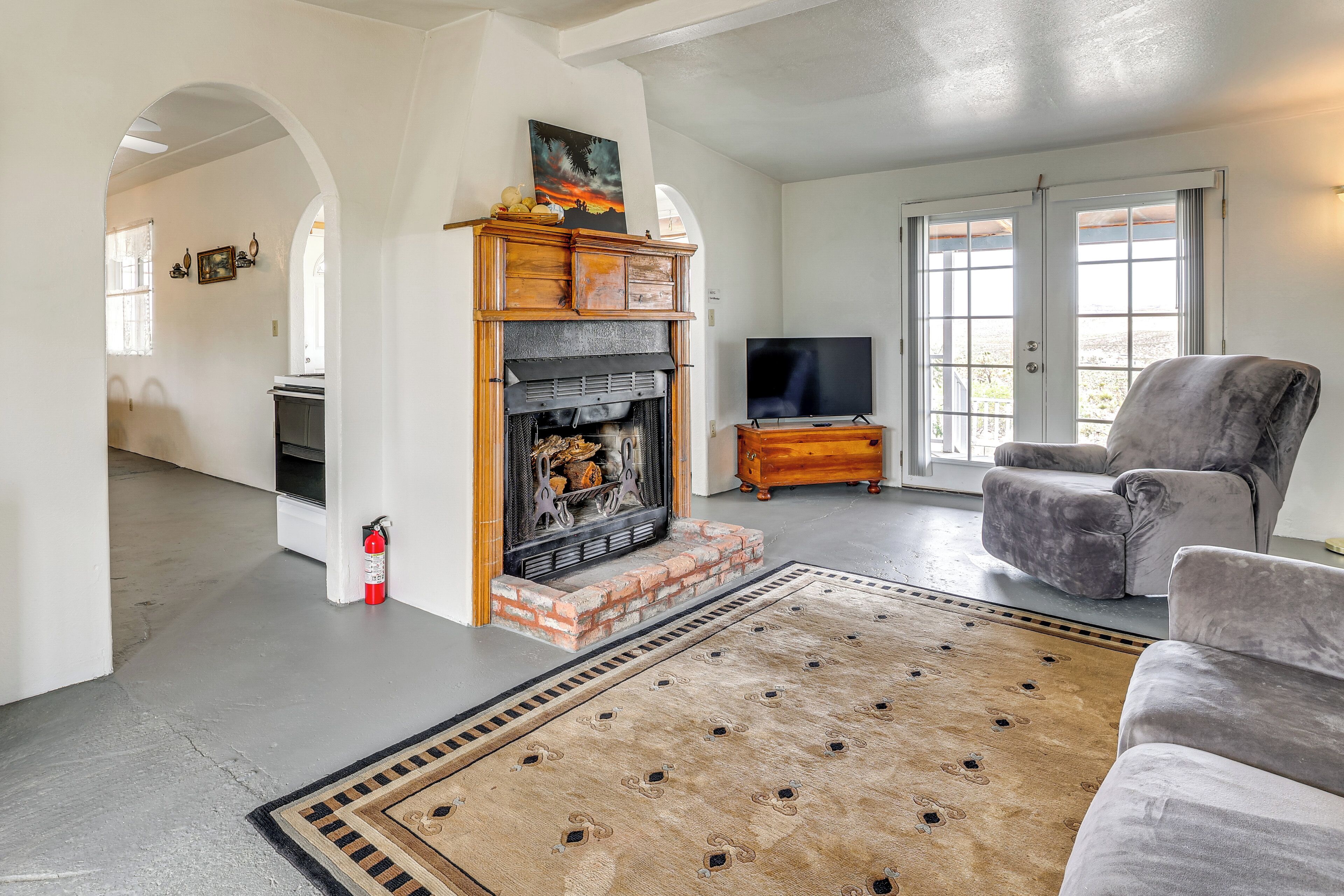 TV, fireplace