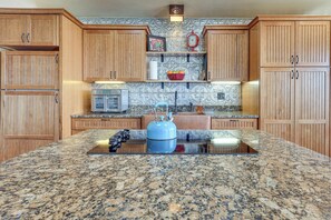 Réfrigérateur, micro-ondes, cafetière/bouilloire, grille-pain