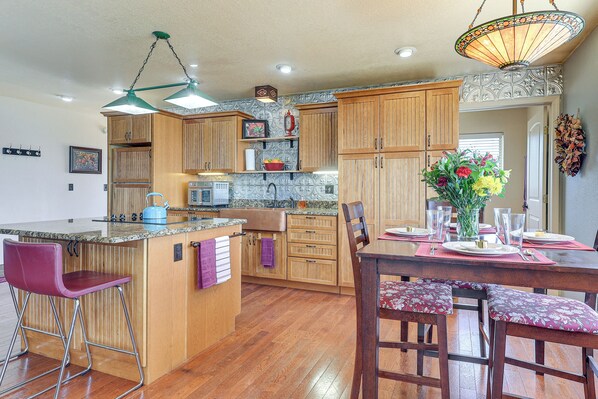 Réfrigérateur, micro-ondes, cafetière/bouilloire, grille-pain