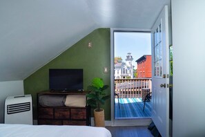2 bedrooms, internet, bed sheets - Walk Everywhere | 2-Bedroom House w/ Backyard (Providence)