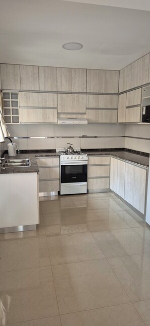 Mikrobølgeovn, ovn og kokeplater