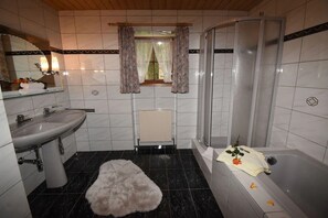シャワー、ヘアドライヤー、タオル、トイレットペーパー