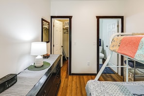 1 chambre, fer et planche Ă repasser, draps fournis