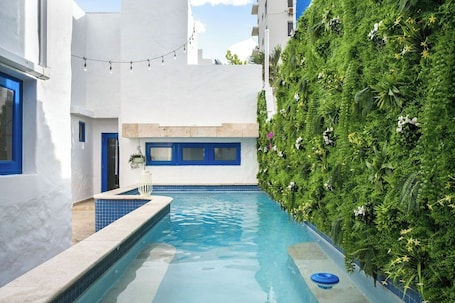 Una piscina al aire libre, sillones reclinables de piscina. Ocean Park 3BD-3BA Pool Walktobeach