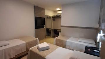 Quarto triplo standard, vista para o jardim | Escrivaninha, Wi-Fi de cortesia, acesso para cadeiras de rodas