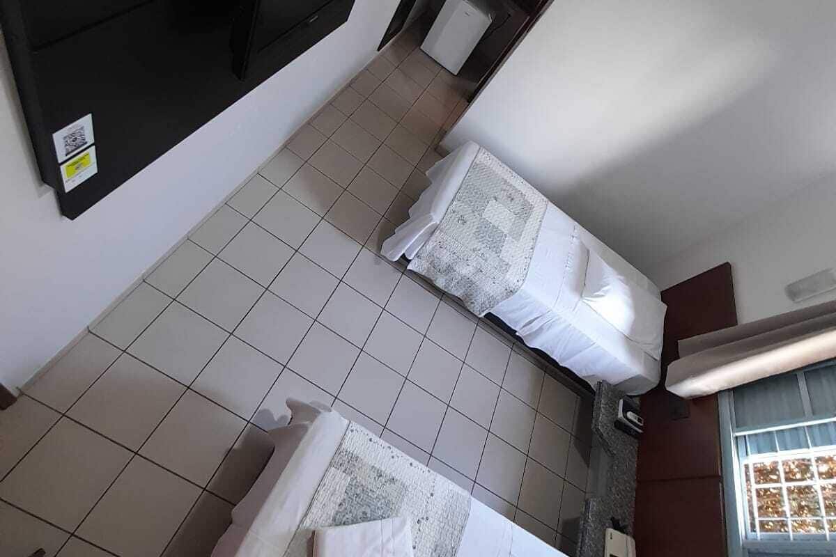 Escritorio, wifi gratis y acceso para silla de ruedas
