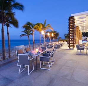 Outdoor dining - Garza Blanca 1BR Luxe Suite | Beach & Pool Access (Cabo San Lucas)