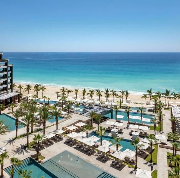 Alberca techada y alberca al aire libre