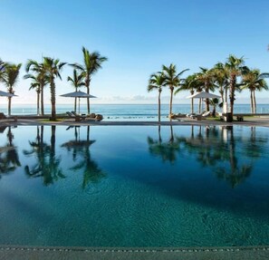 Alberca techada y alberca al aire libre