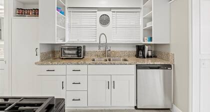 Adorable 1 Br. 1 Bath Apartment with AC in Sunny San Diego.