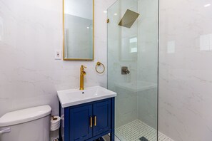 Haartrockner, Handtücher, Seife, Toilettenpapier