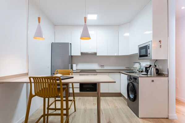 冰箱、微波炉、烤箱、炉灶