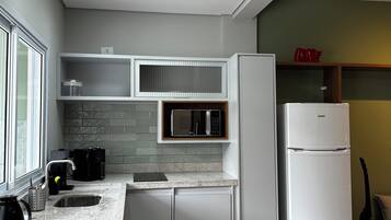 Microwave, stovetop, cookware/dishes/utensils, lobster pot