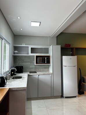 Microwave, stovetop, cookware/dishes/utensils, lobster pot