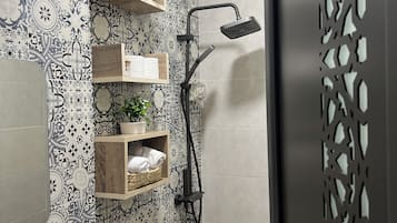 Een douche, handdoeken, zeep, toiletpapier