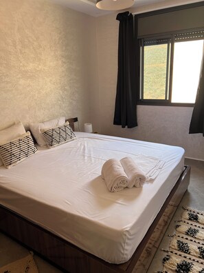 2 habitaciones, escritorio, tabla de planchar con plancha y wifi gratis