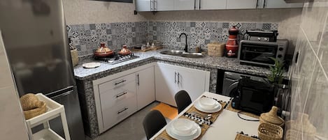 Réfrigérateur, four, plaque de cuisson, lave-vaisselle