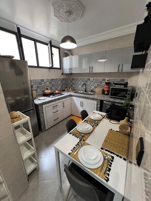 Fridge, oven, stovetop, dishwasher