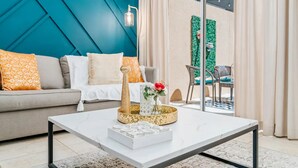 TV - Disney Escape: Pool + Slides + Resort Vibes! (Kissimmee)