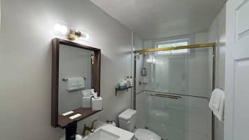 Serviettes fournies, savon, papier toilette