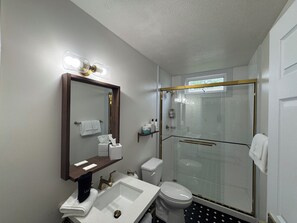 Serviettes fournies, savon, papier toilette