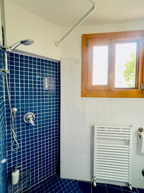 Douche, serviettes fournies, savon, papier de toilette