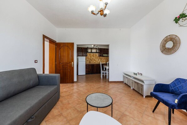 Living area - Red House 2 by PikHost (Shiroka)