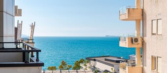 Marina Mirage Apartment by PikHost