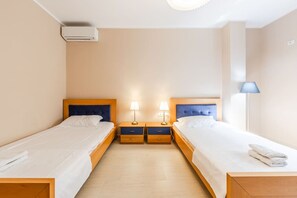 2 室のベッドルーム、WiFi (無料)、ベッドシーツ