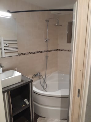 SĂšche-cheveux, serviettes fournies, savon, papier toilette