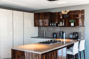Geladeira, micro-ondas, fogão, cooktop