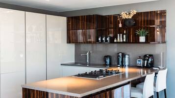 Réfrigérateur, micro-ondes, four, plaque de cuisson