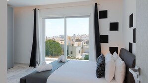 Ein modernes Hotelzimmer mit einem großen Bett, Blick auf die Stadt und minimalistischem Design.