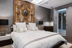 2 sovrum, skrivbord, strykjärn/strykbräda och resesäng