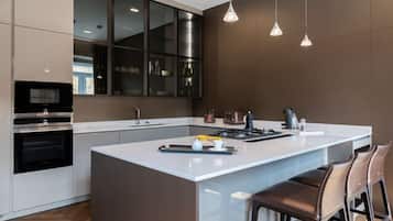 Refrigerador, microondas, horno, placa de cocina